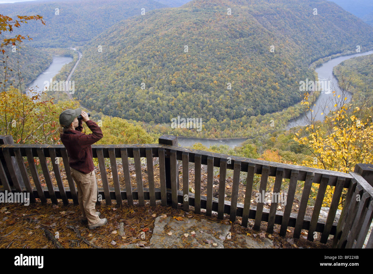 Vogelbeobachter mit Fernglas auf der Aussichtsplattform in New River Gorge - West Virginia Stockfoto