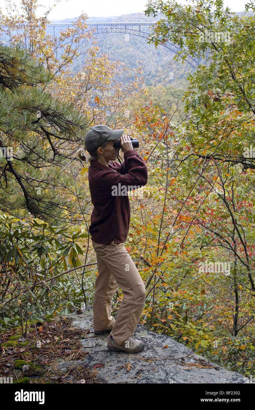 Vogelbeobachter mit dem Fernglas am New River Gorge - West Virginia - vertikal Stockfoto