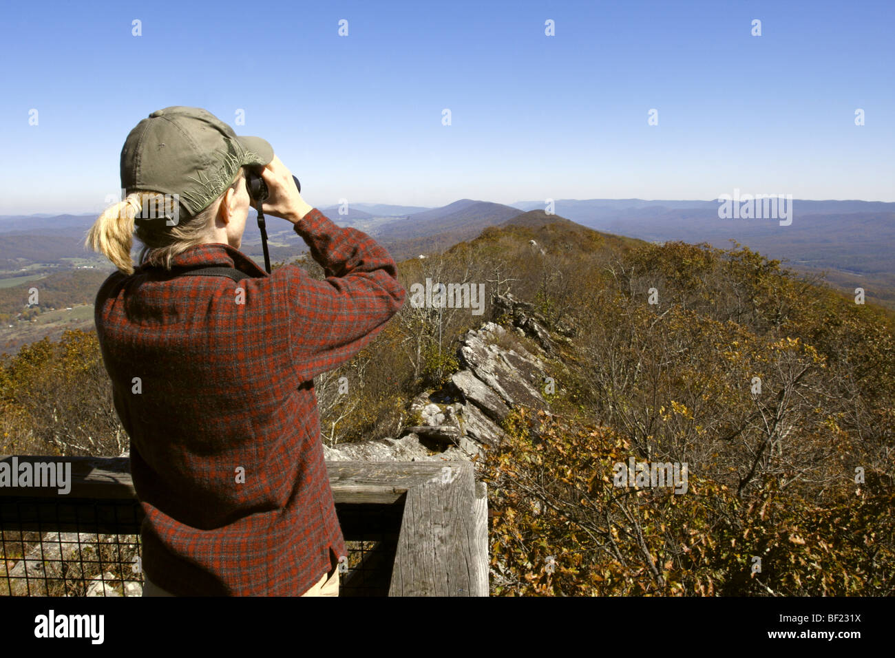 Vogelbeobachter am Hanging Rock Raptor Observatorium Stockfoto