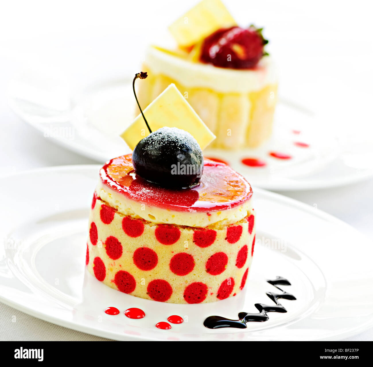 Ausgefallene Gourmet Desserts isoliert auf weißem Hintergrund Stockfoto
