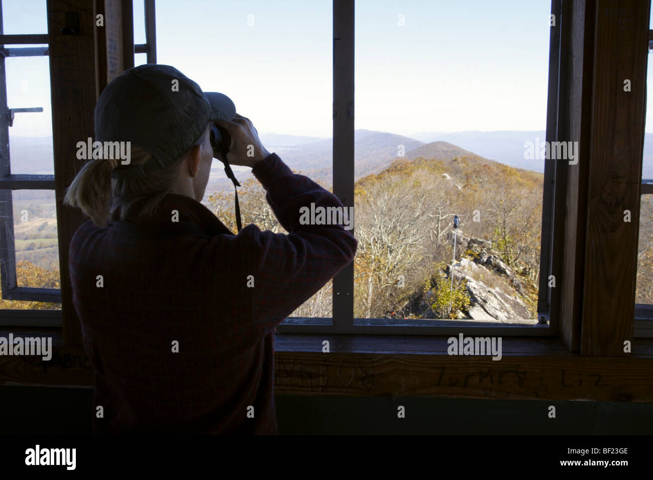 Vogelbeobachter am Hanging Rock Raptor Observatorium Stockfoto