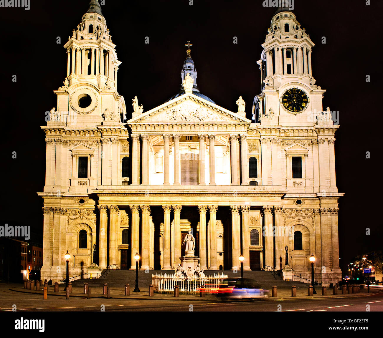 St. Pauls Cathedral große West Tor in London bei Nacht Stockfoto