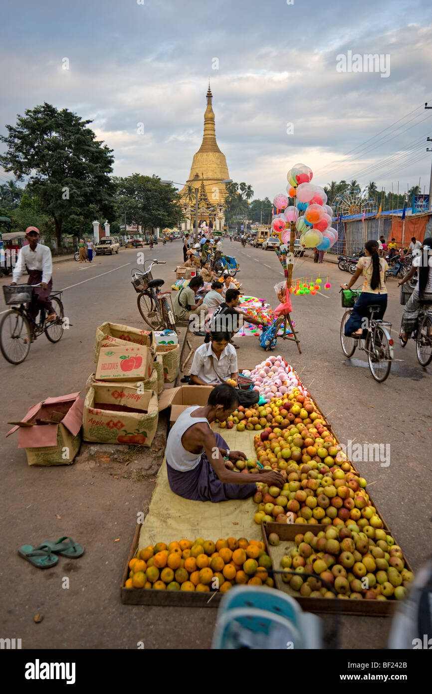 Menschen bei Shwemawdaw Pagode, Bago, Yangon, Myanmar. Stockfoto