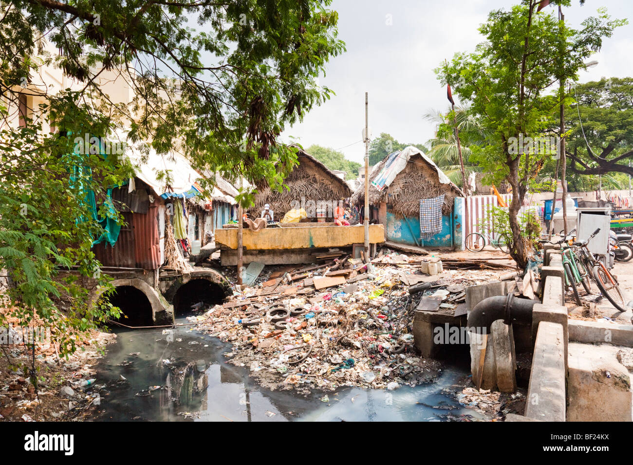 Elendsviertel neben einem stark verschmutzten Fluss und Müll. Chennai, Tamil Nadu, Indien Stockfoto