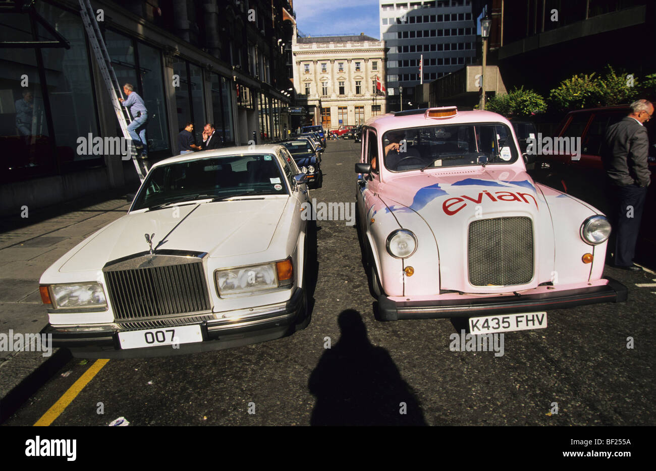 007 James Bond Reihe vergoldet Rolls-Royce und Evian London taxi, City of London. England Stockfoto