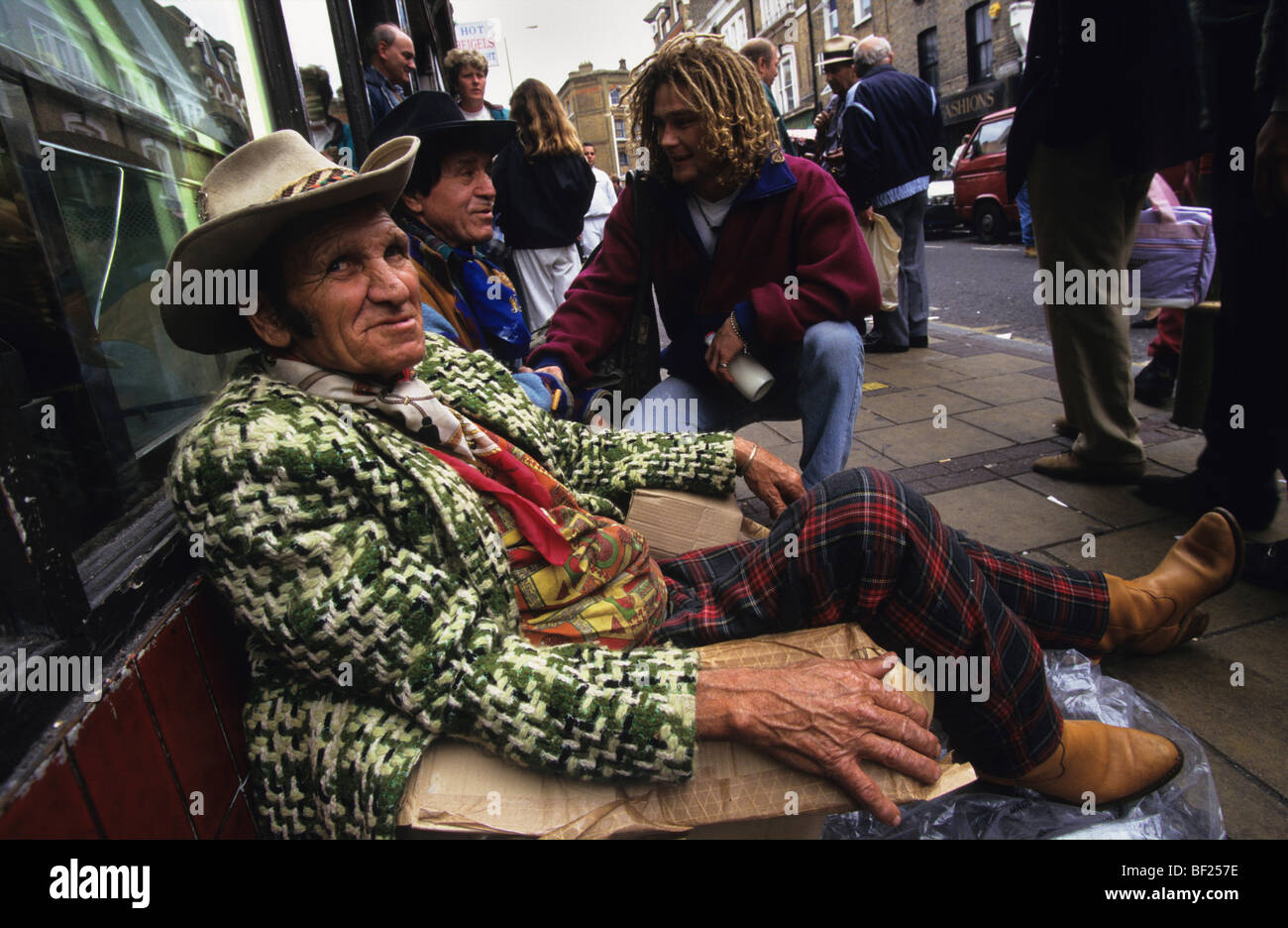 Brick Lane Zigeuner und Passanten Stockfoto