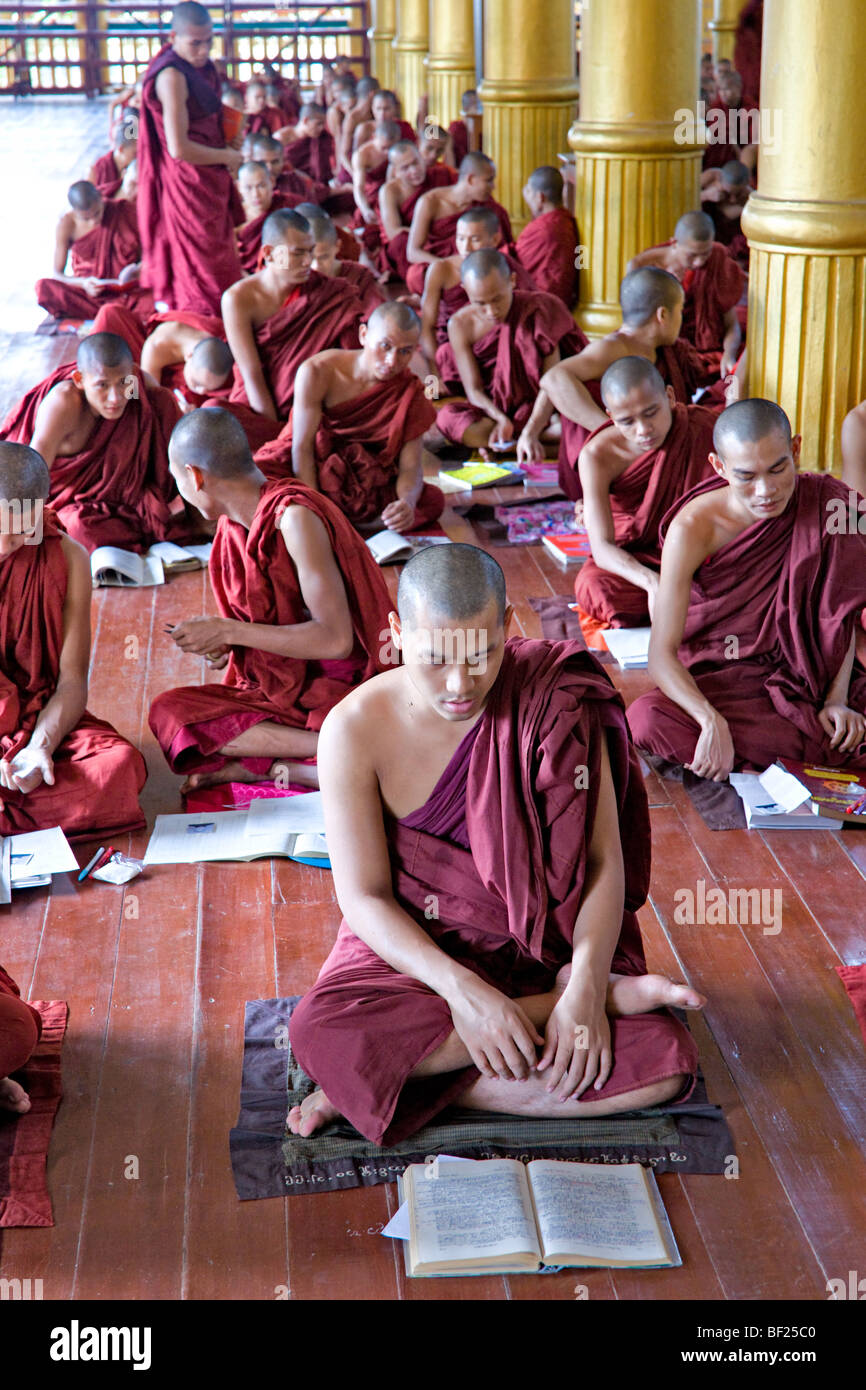Mönche Studium innerhalb einer Schule, Bago, Yangon, Myanmar. Stockfoto