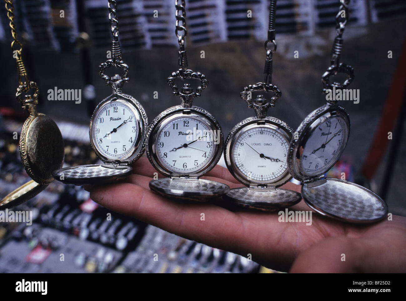 Gentleman Taschenuhren für Verkauf, Camden Market, London Stockfoto