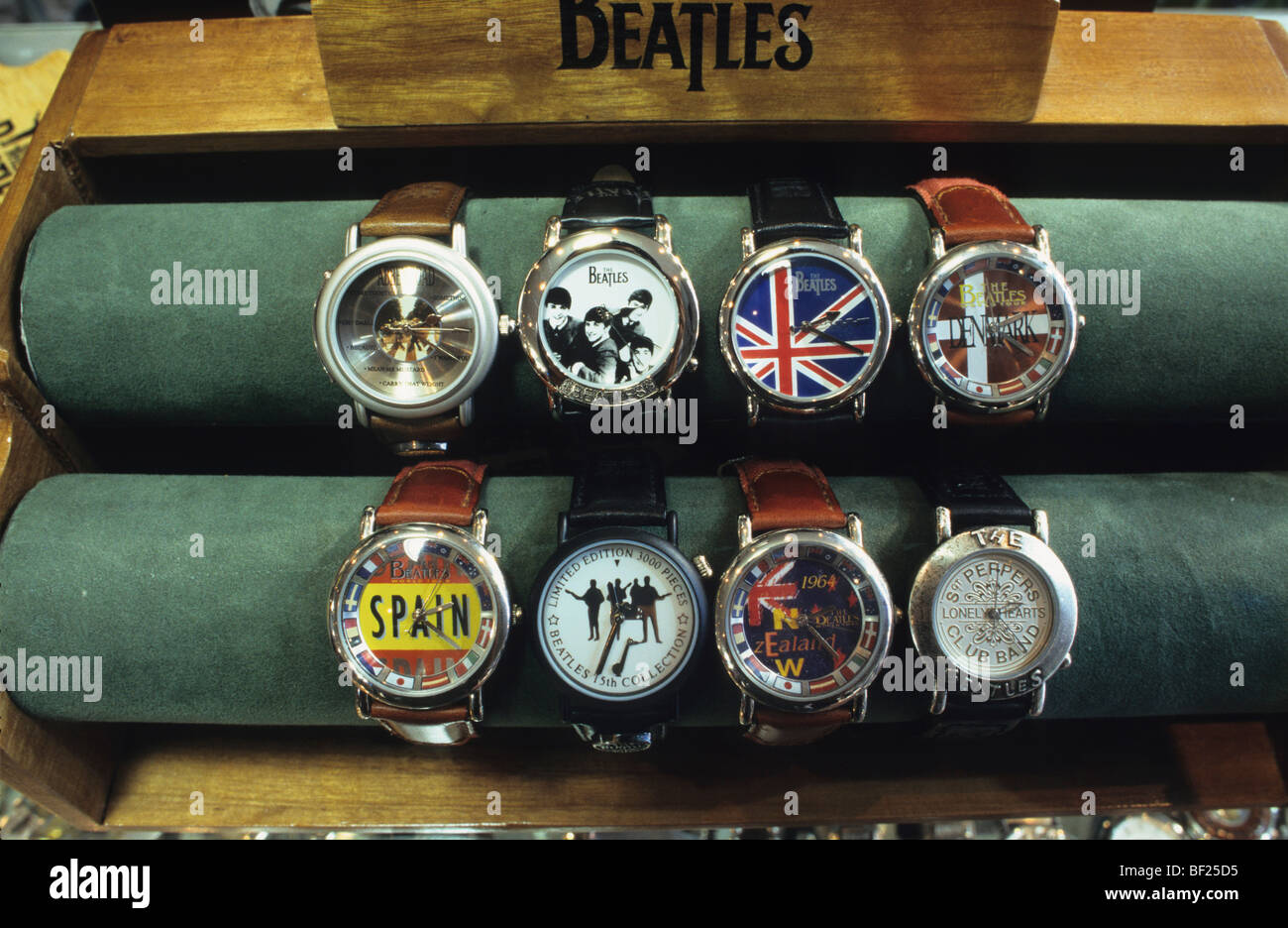 Beatles-Uhren im Angebot in der Carnaby Street, London, England Stockfoto