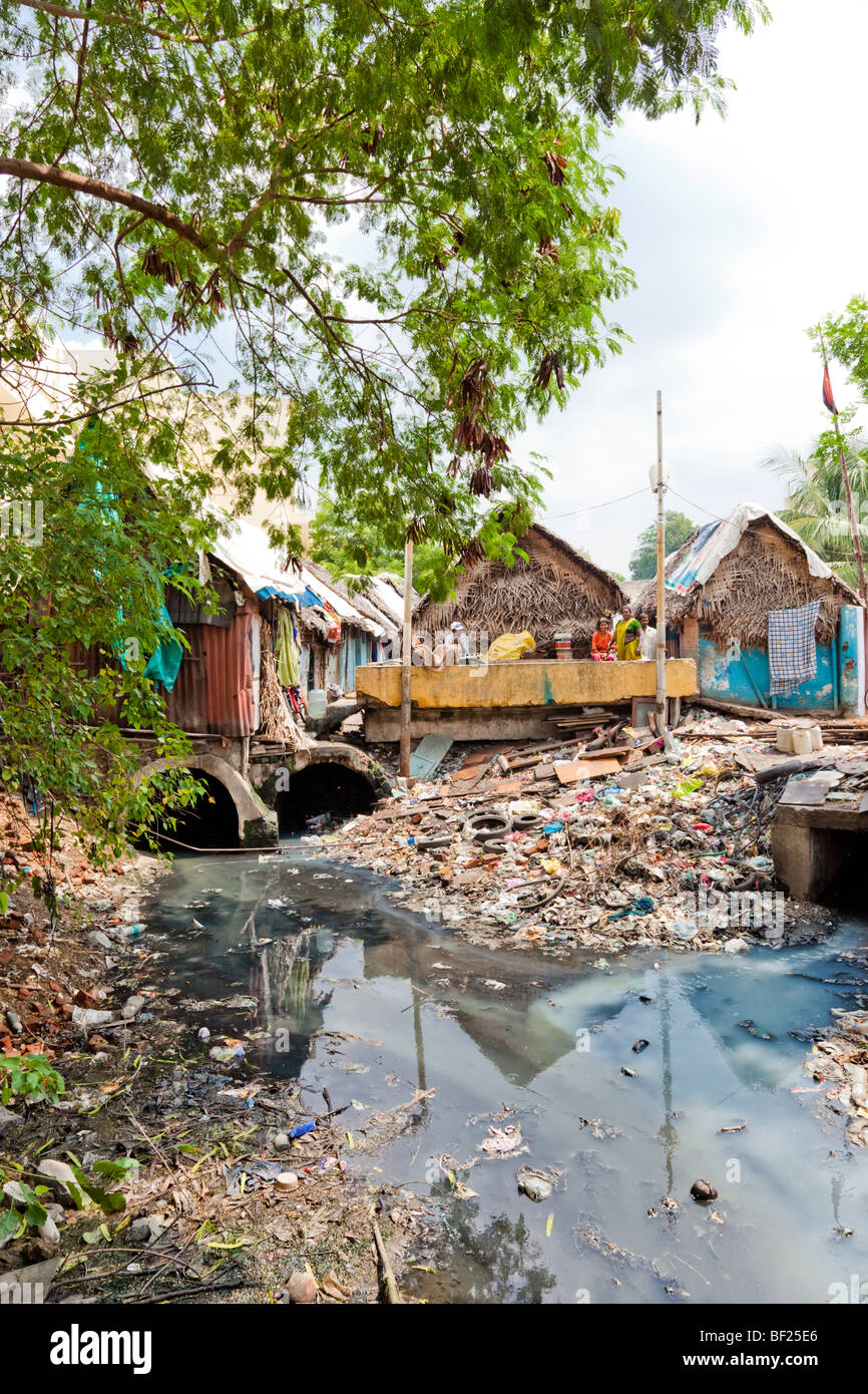 Elendsviertel neben einem stark verschmutzten Fluss und Müll. Chennai, Tamil Nadu, Indien Stockfoto