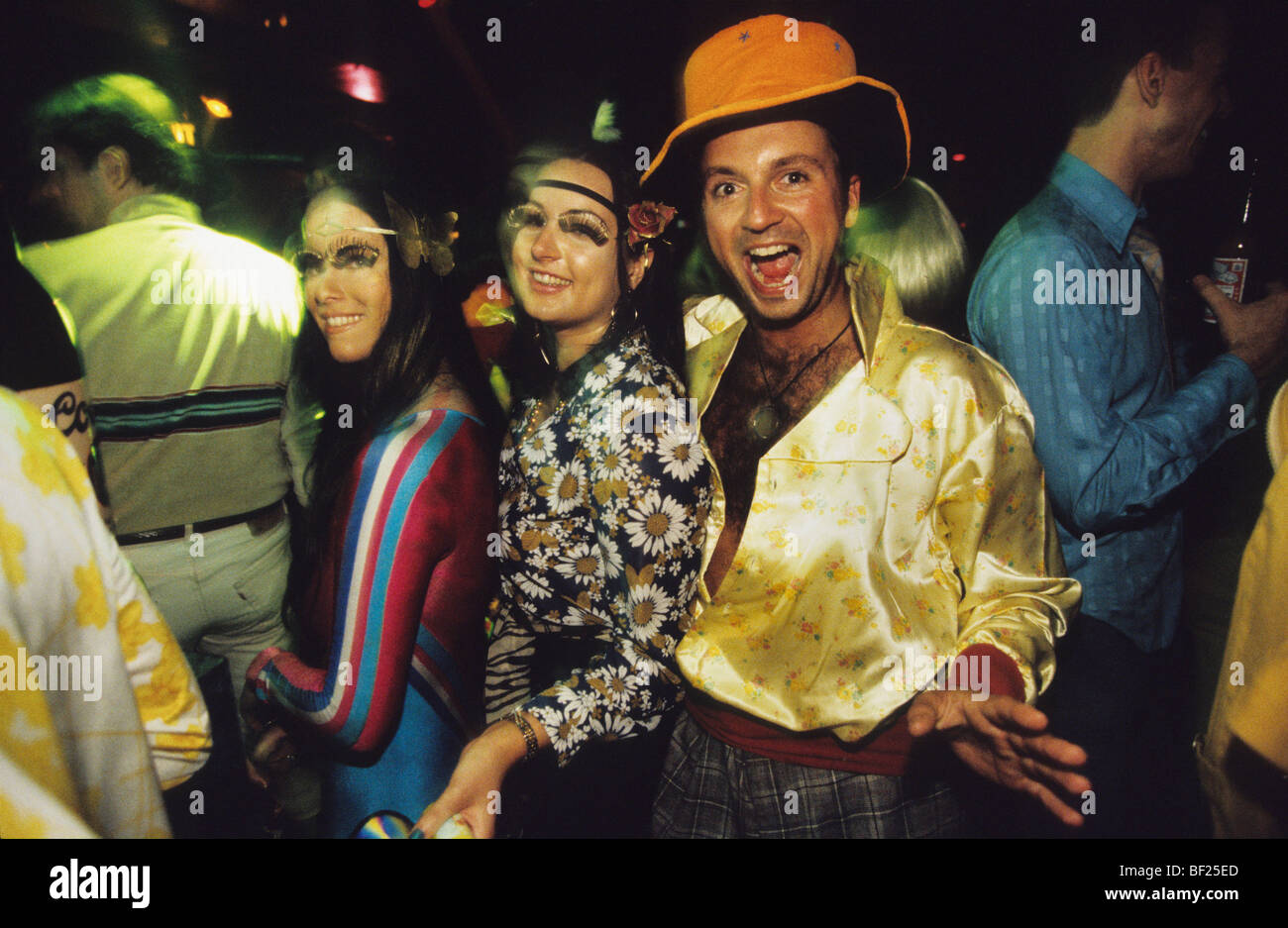 Gruppe von Partygänger verkleidet in Zeit, tanzen im Skandal Nachtclub, 70er Jahre Night-Club in London Stockfoto