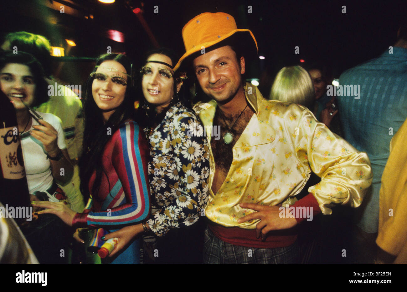 Gruppe von Partygänger verkleidet in Zeit, tanzen im Skandal Nachtclub, 70er Jahre Night-Club in London Stockfoto