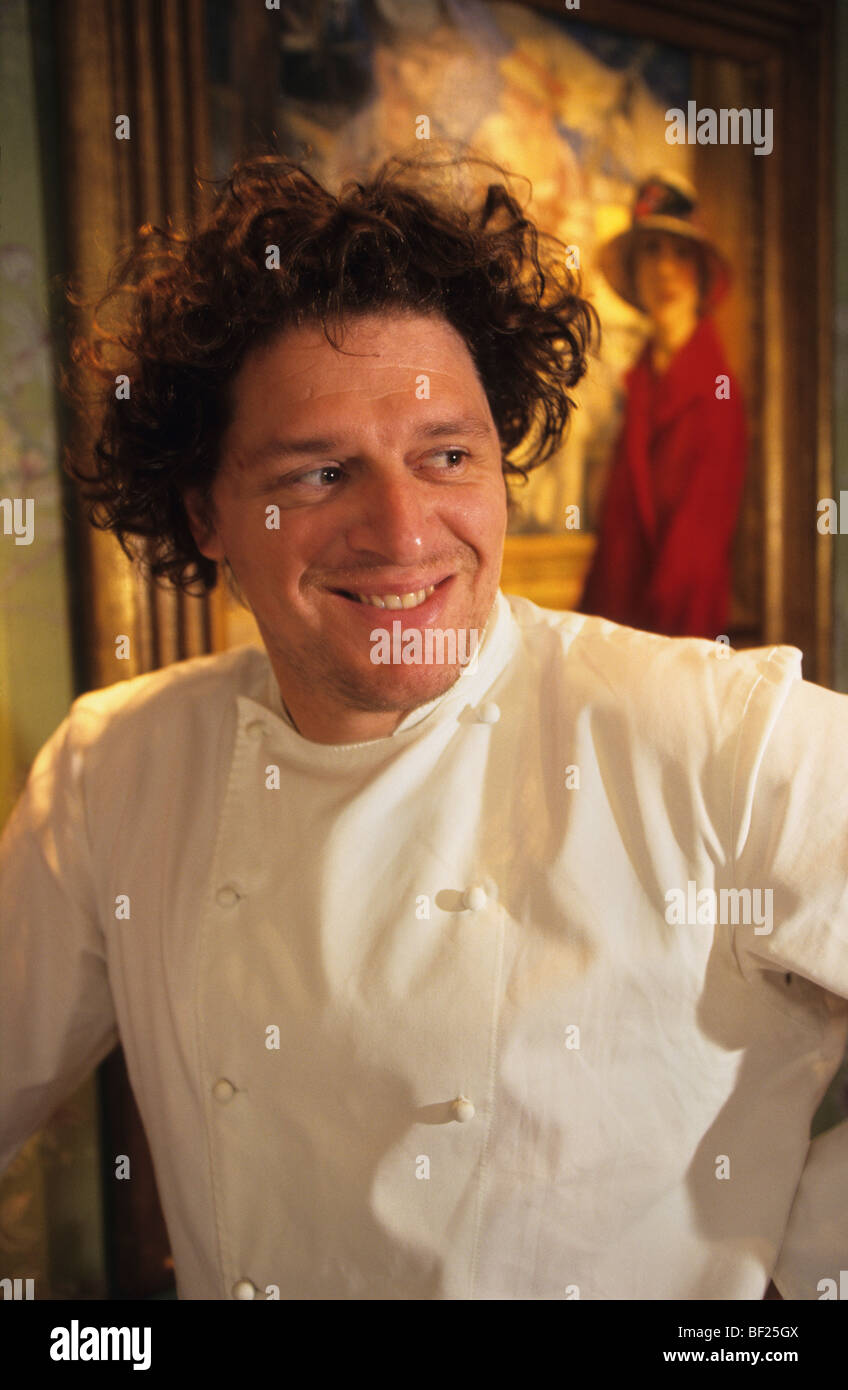 Marco Pierre White lächelnd, unrasiert, Koch, Porträt, Hyde Park Hotel London, England, Stockfoto