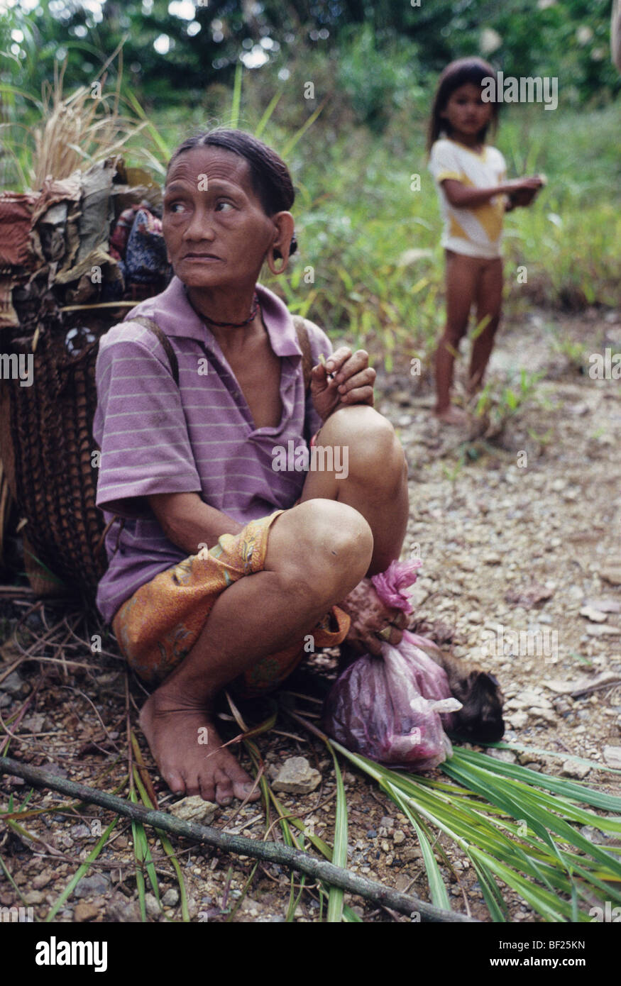 Indigenen Dayak Kelabit Frau mit Rattan Rucksack, Tochter junge Gilr in der Nähe, Sarawak Borneo Malaysia Stockfoto