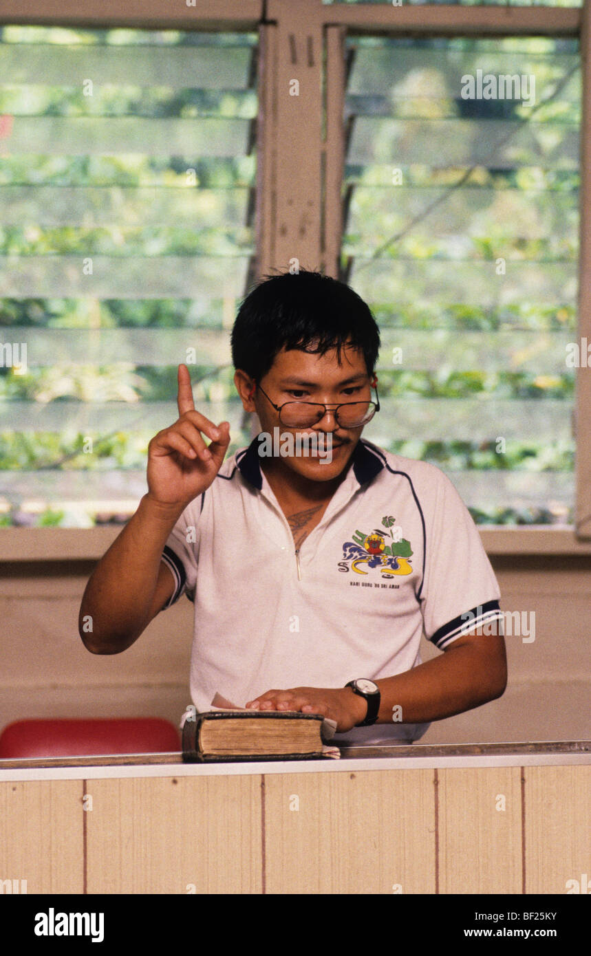 Prediger Evangelist Christian Priester predigen, Dayak, Penan Christen in der Kirche mit Bibel, Regenwald, Masse Sarawak Borneo Stockfoto