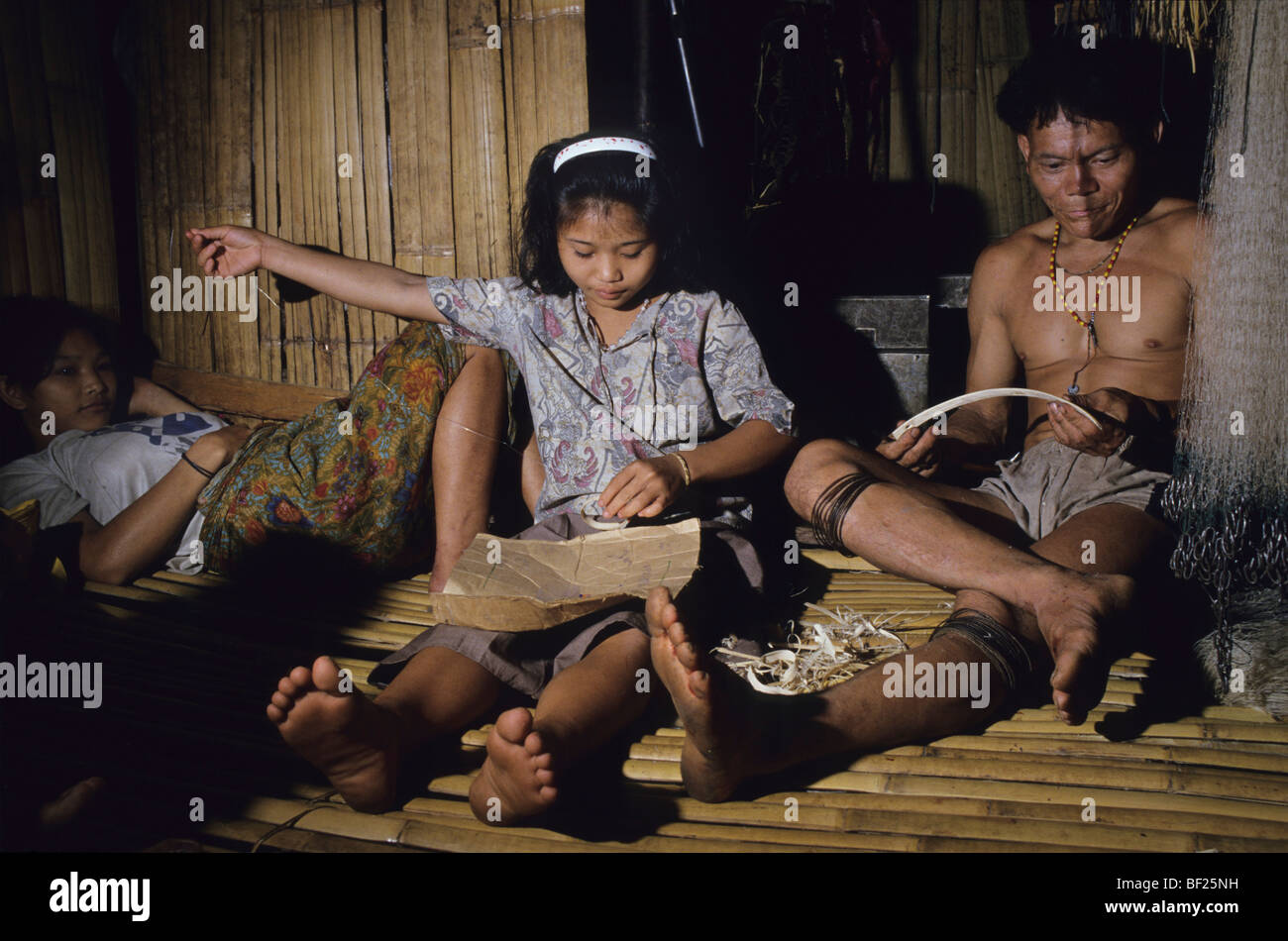 Penan Sulap lange Haus nomadischen Penan machen Armbänder. Tropischer Regenwald. Rraditional nomadische Jäger und Sammler Stockfoto