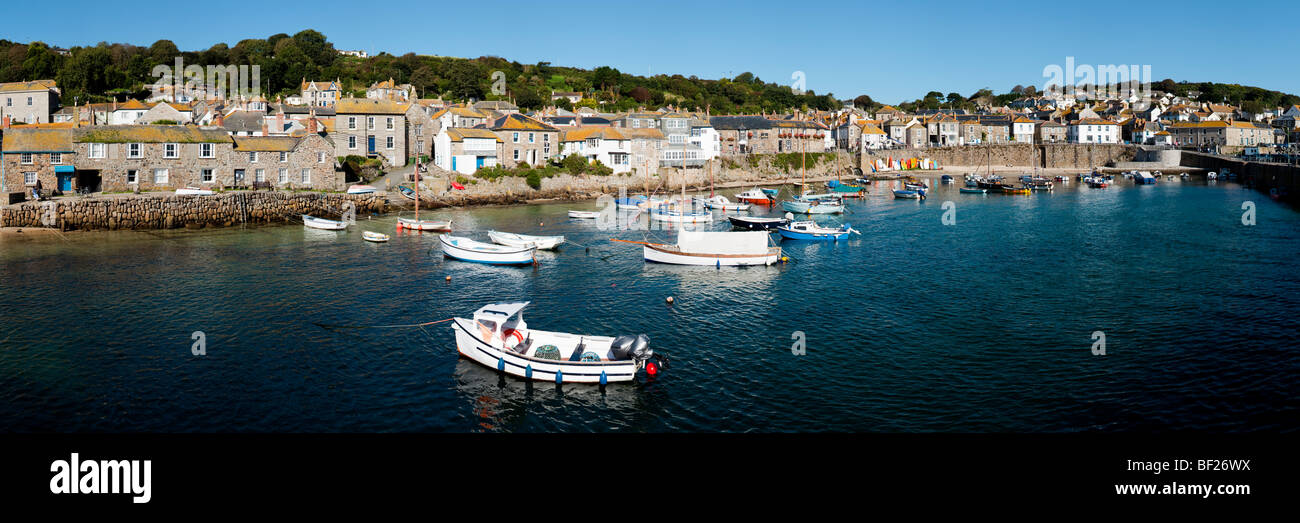 Einen Panoramablick über den Hafen in der alten Fischerei [Mousehole Dorf] Cornwall Stockfoto