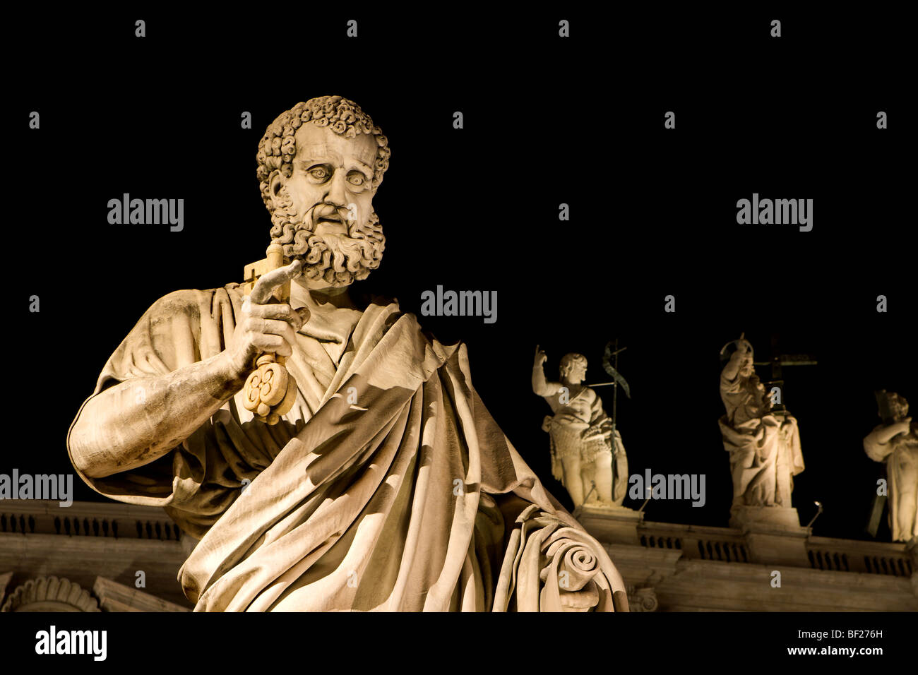 Rom - Petersstatue vor der Petersbasilika von Giuseppe de Fabris, 1840 Stockfoto