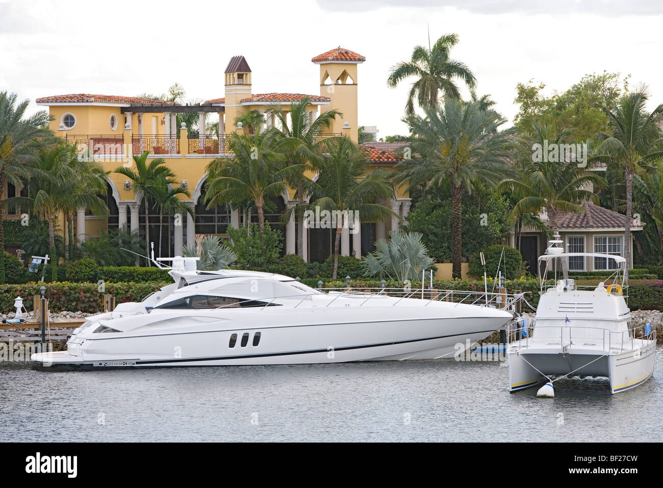 Yacht vor der Villa am Sunset-See, Fort Lauderdale, Florida, USA Stockfoto