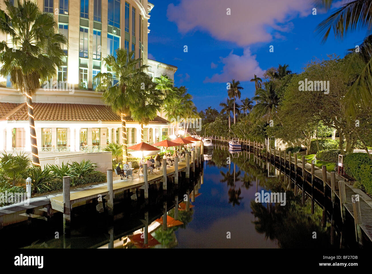 Leute sitzen auf der beleuchteten Terrasse im wilden Osten Grill Restaurant am Abend, Fort Lauderdale, Florida, USA Stockfoto