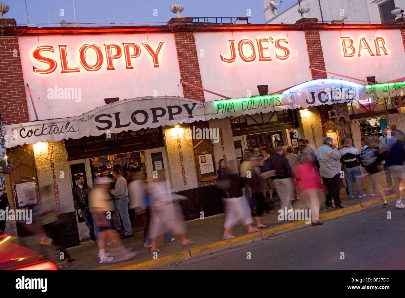 Menschen stehen vor Sloopy Joes Bar in den Abend, Duval Street, Key West, Florida Keys, Florida, USA Stockfoto