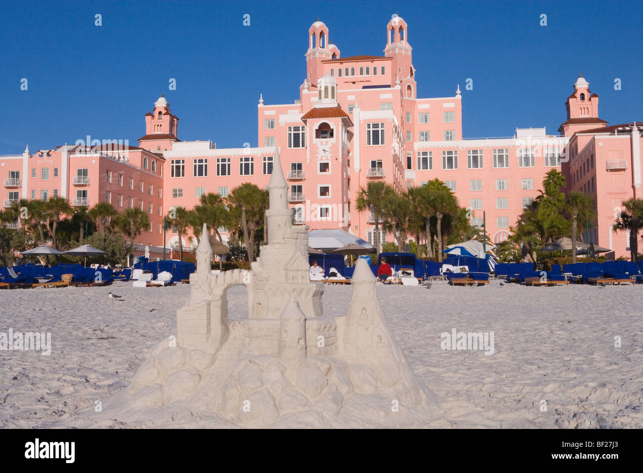 Eine Sandburg vor dem Don Cesar Hotel unter blauem Himmel, St. Petersburg Beach, Florida, USA Stockfoto