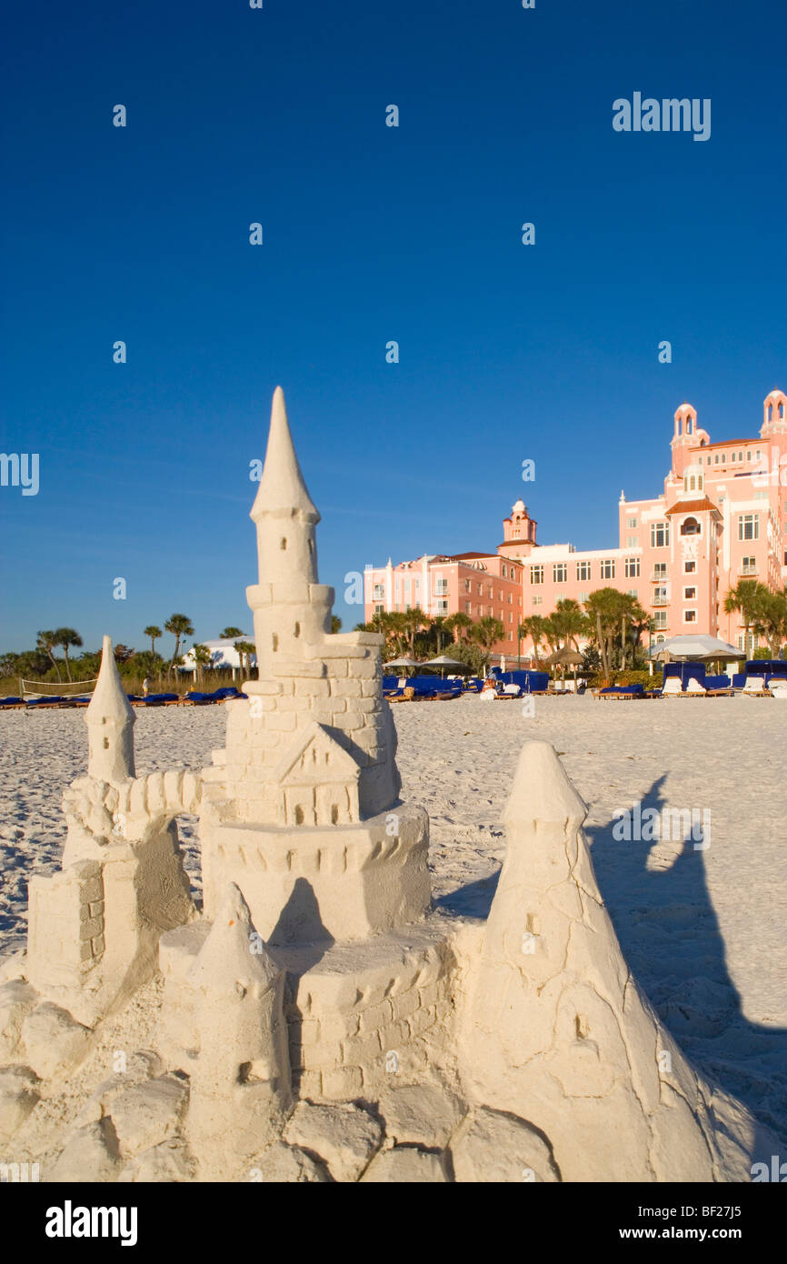 Eine Sandburg vor dem Don Cesar Hotel unter blauem Himmel, St. Petersburg Beach, Florida, USA Stockfoto