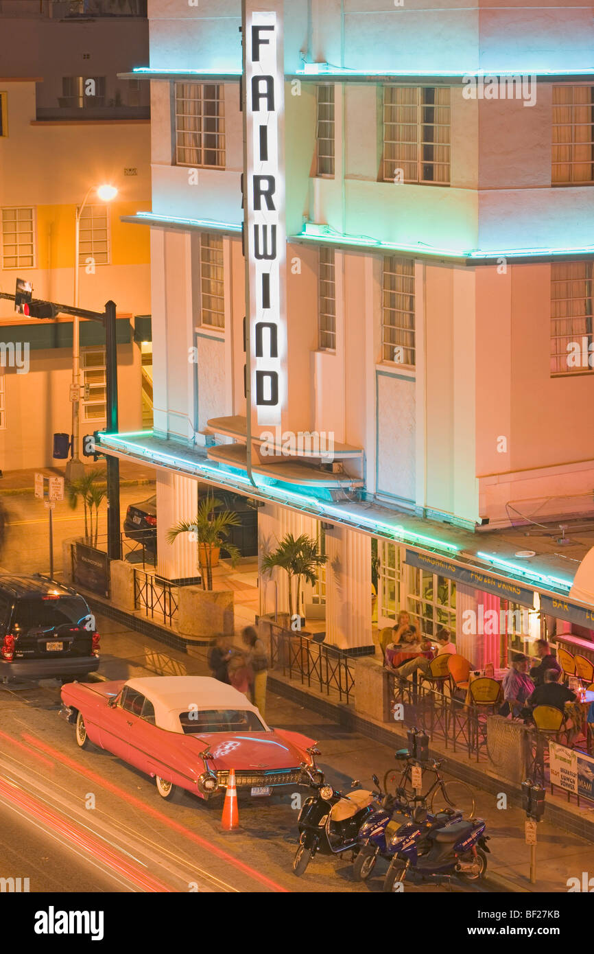 Oldtimer vor dem beleuchteten Einhorns Hotel an der Collins Avenue, Miami Beach, Miami, Florida, USA Stockfoto