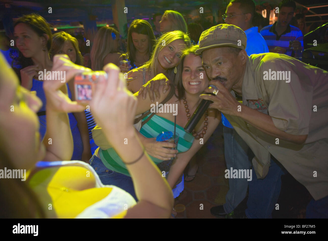 Nachtleben, Menschen im Mango's Tropical Cafe, Ocean Drive, Miami Beach, Florida, USA Stockfoto