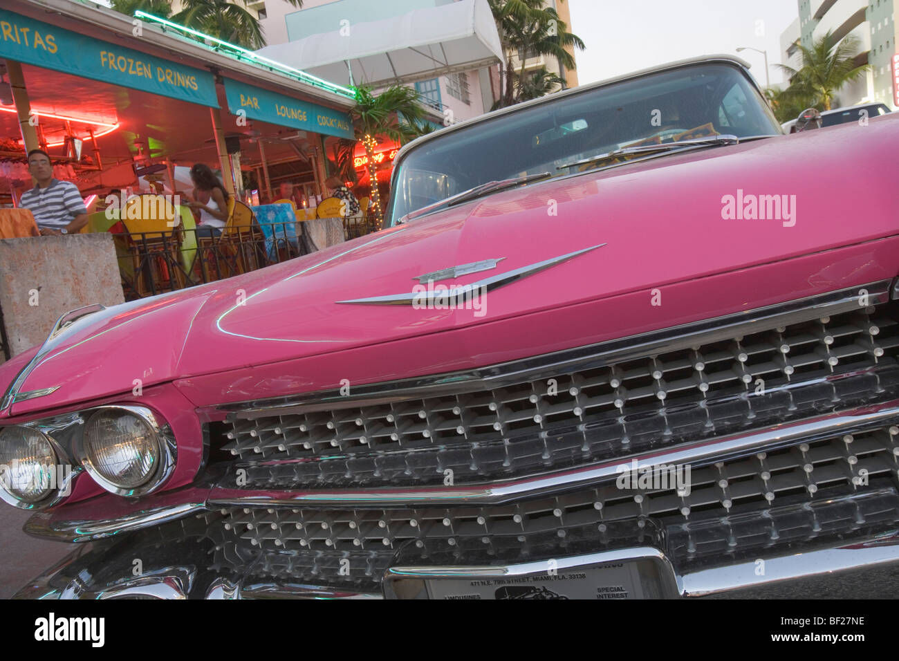 Blick auf den Kühlergrill eines Oldtimers auf Collins Avenue, Miami Beach, Florida, USA Stockfoto