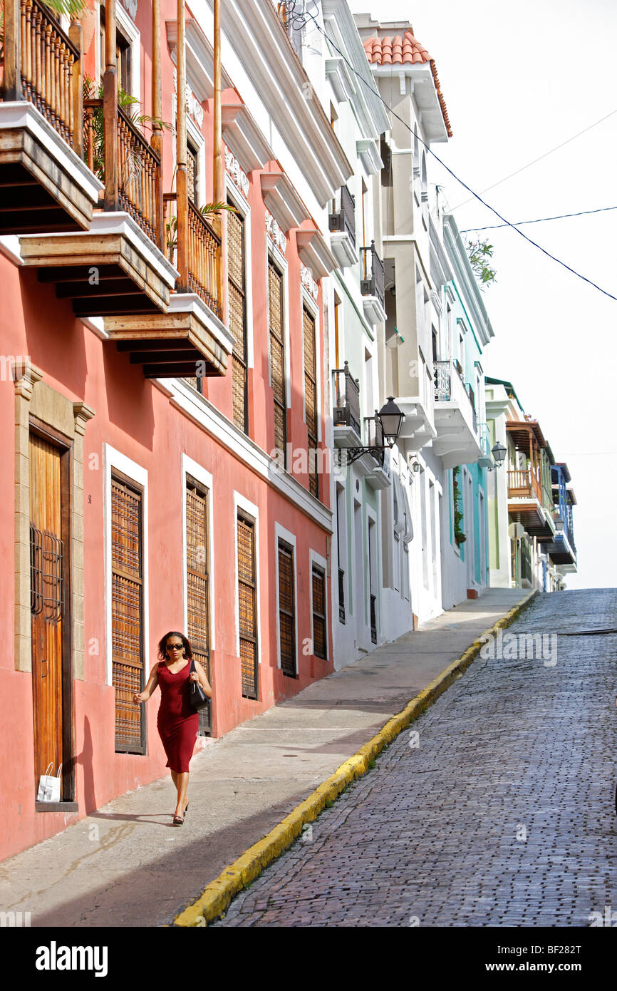 Eine Frau an einer Gasse in der Altstadt, San Juan, Puerto Rico, Karibik, Amerika Stockfoto