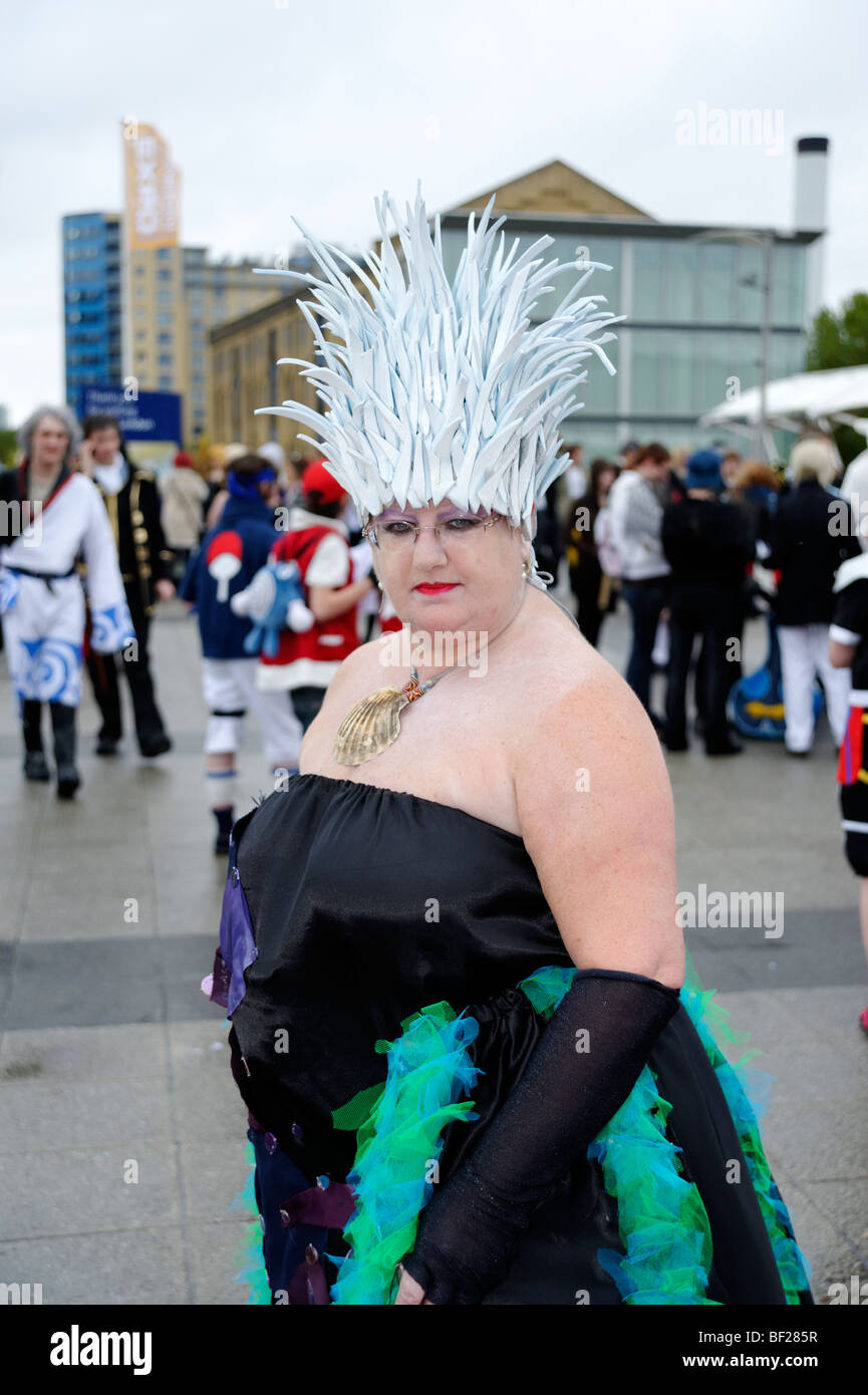 Fans verkleidet als ihre Lieblings-Kostüm-Figuren aus Comics, Animationen und Video-Spiele. London MCM Expo. Großbritannien 2009. Stockfoto