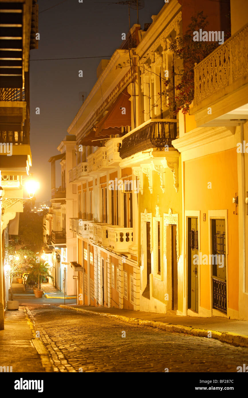 Beleuchtete kopfsteingepflasterten Gasse in der Altstadt, San Juan, Puerto Rico, Karibik, Amerika Stockfoto