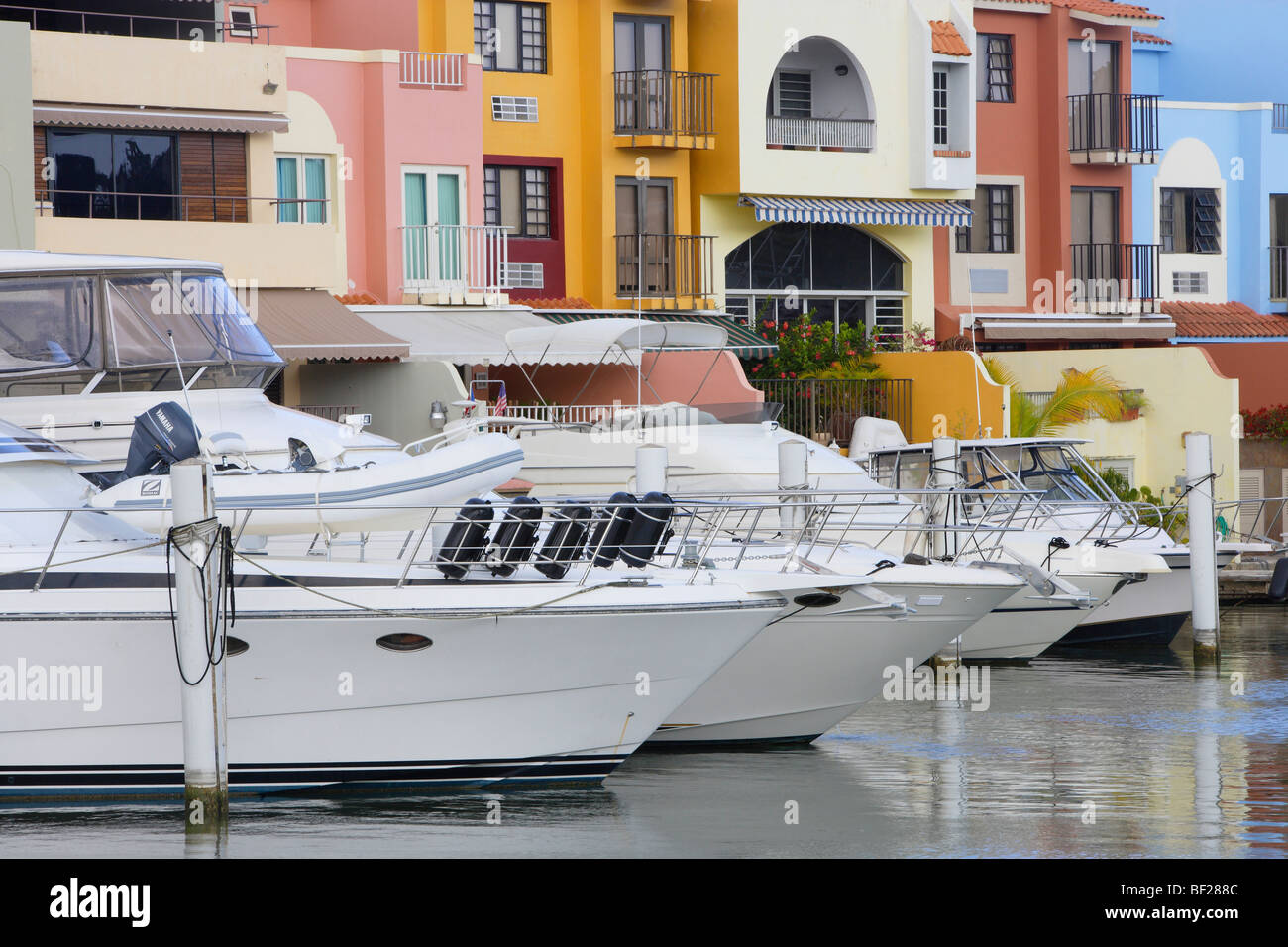 Boote sind in Amerika, Puerto Rico, Palmas del Mar Hafen vor der bunten Häusern, Palmas del Mar festgemacht Stockfoto