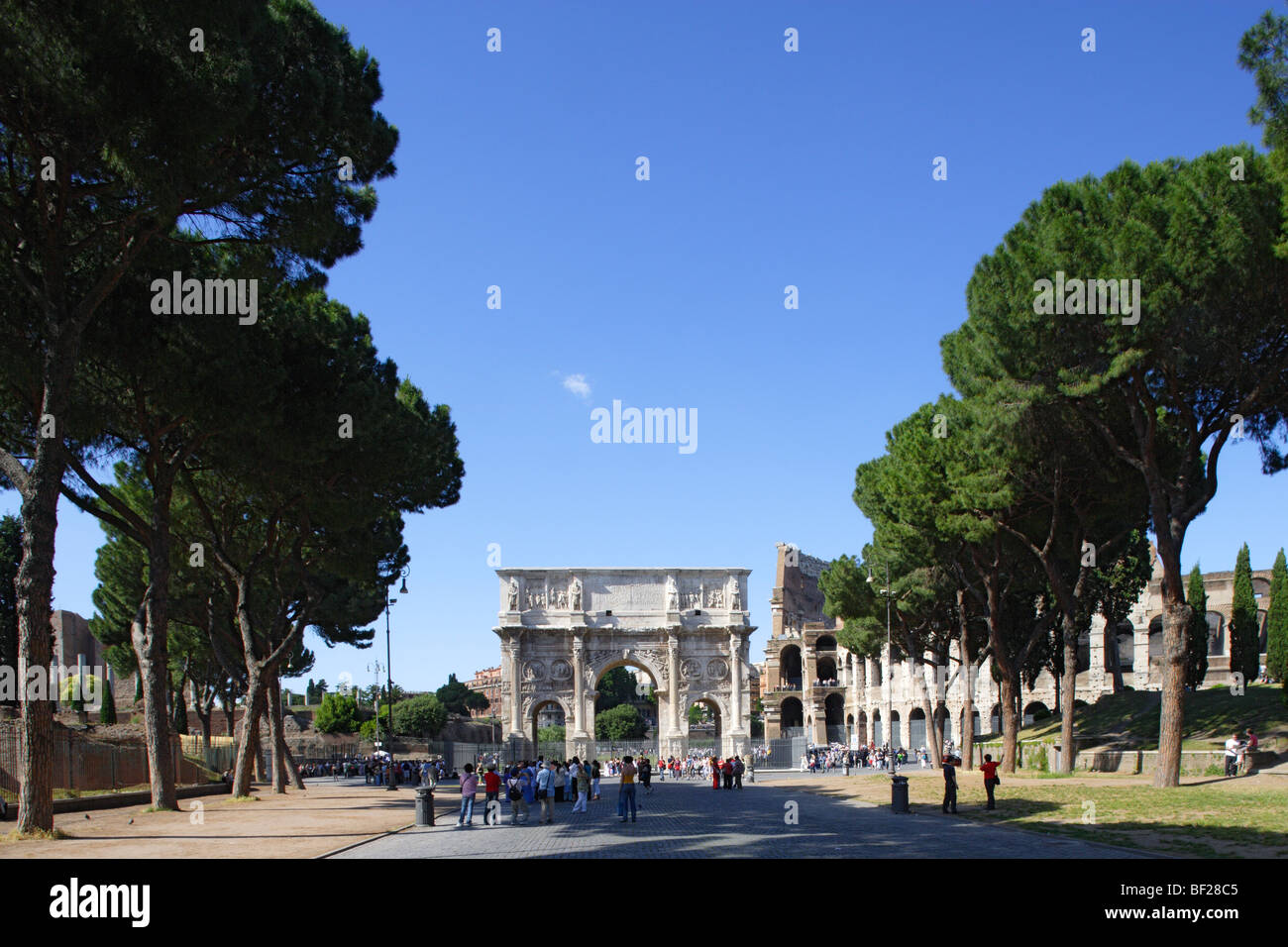 Touristen vor dem Triumphbogen des Konstantin unter blauem Himmel, Rom, Italien, Europa Stockfoto