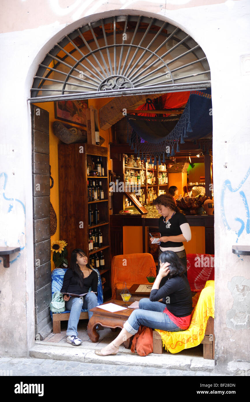 Menschen in einer Bar im Stadtteil Trastevere, Rom, Italien, Europa Stockfoto