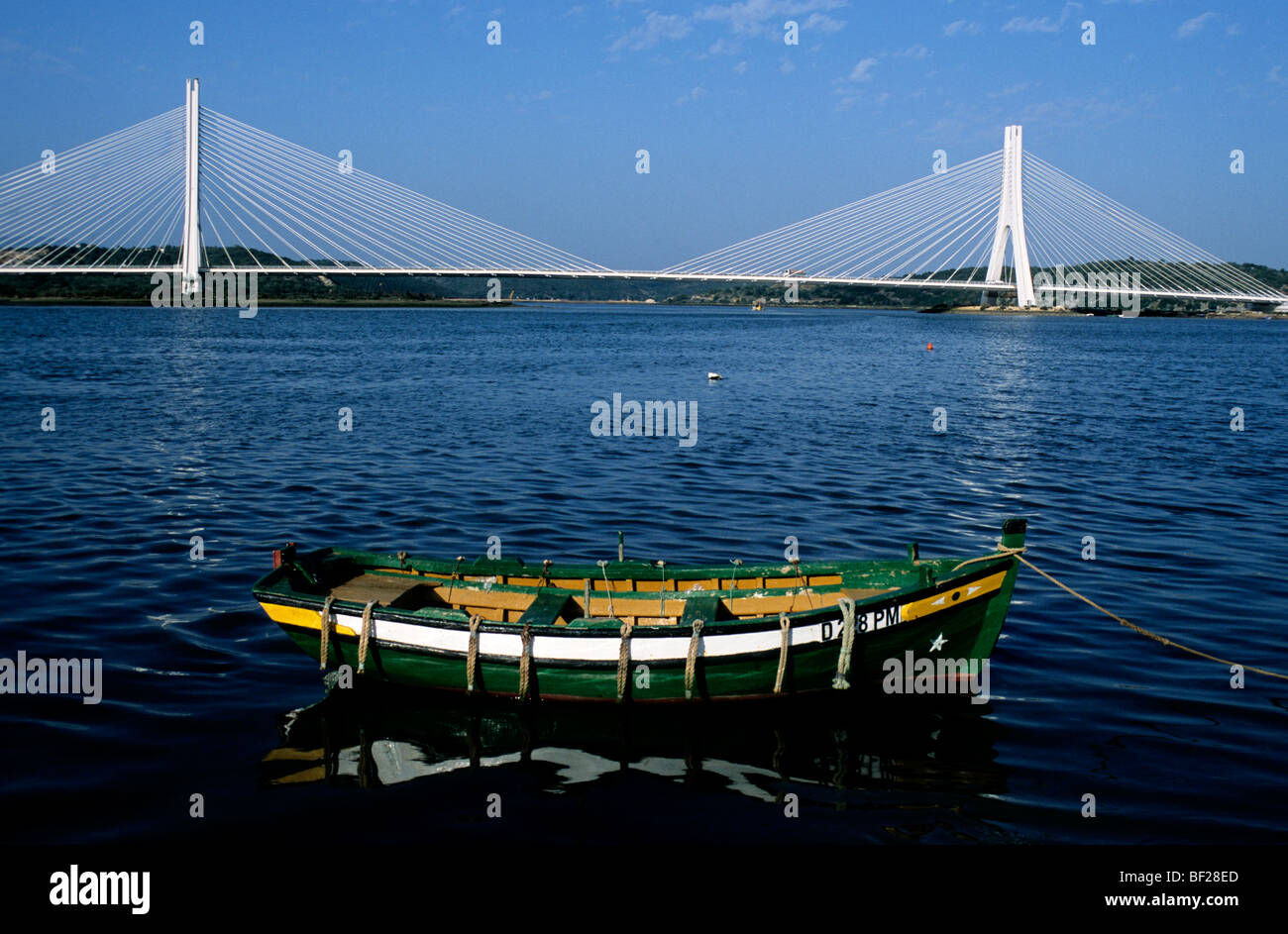 Portimão-Straßenbrücke, im Süden Portugals Algarve Provinz. Zweispurige Kabel-gebliebene Brücke überspannt den Fluss Arade. Stockfoto