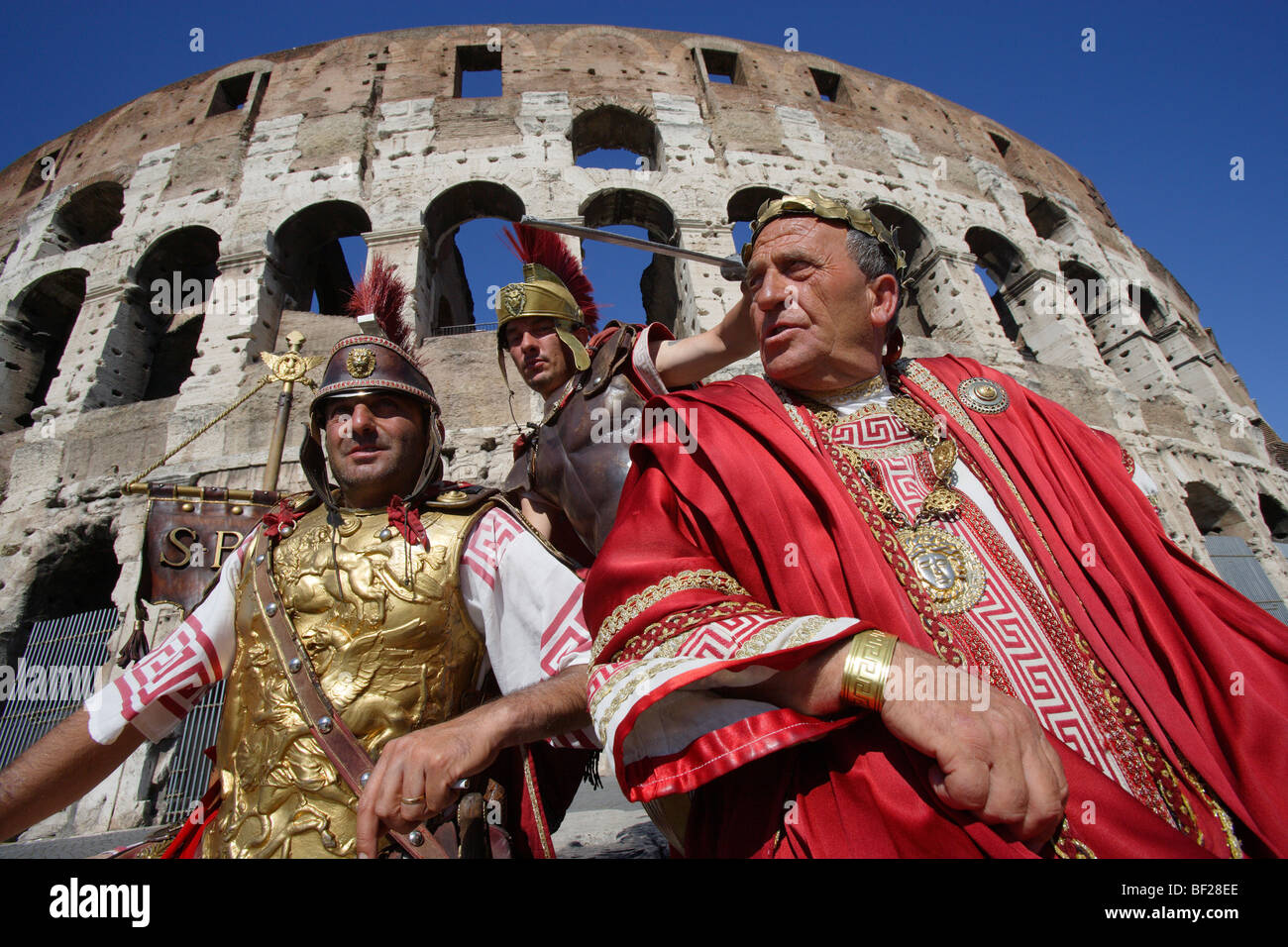 Schauspieler in Kostümen vor dem Kolosseum, Rom, Italien, Europa Stockfoto
