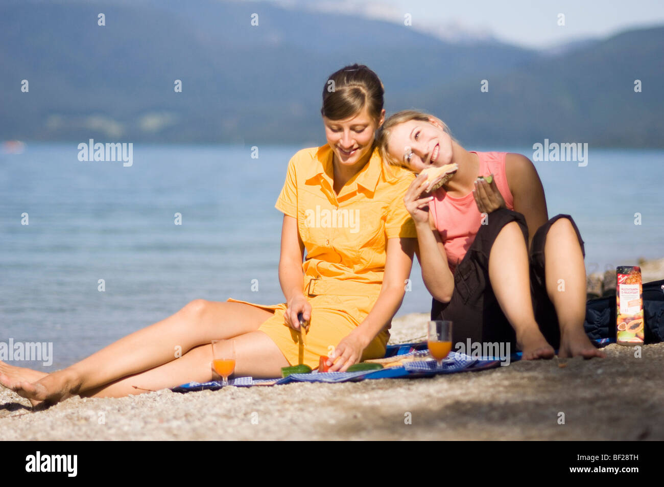 Zwei junge Frauen und Mädchen, mit einem Picknick am Ufer Sees, See Walchensee, Upper Bavaria, Bavaria, Germany Stockfoto