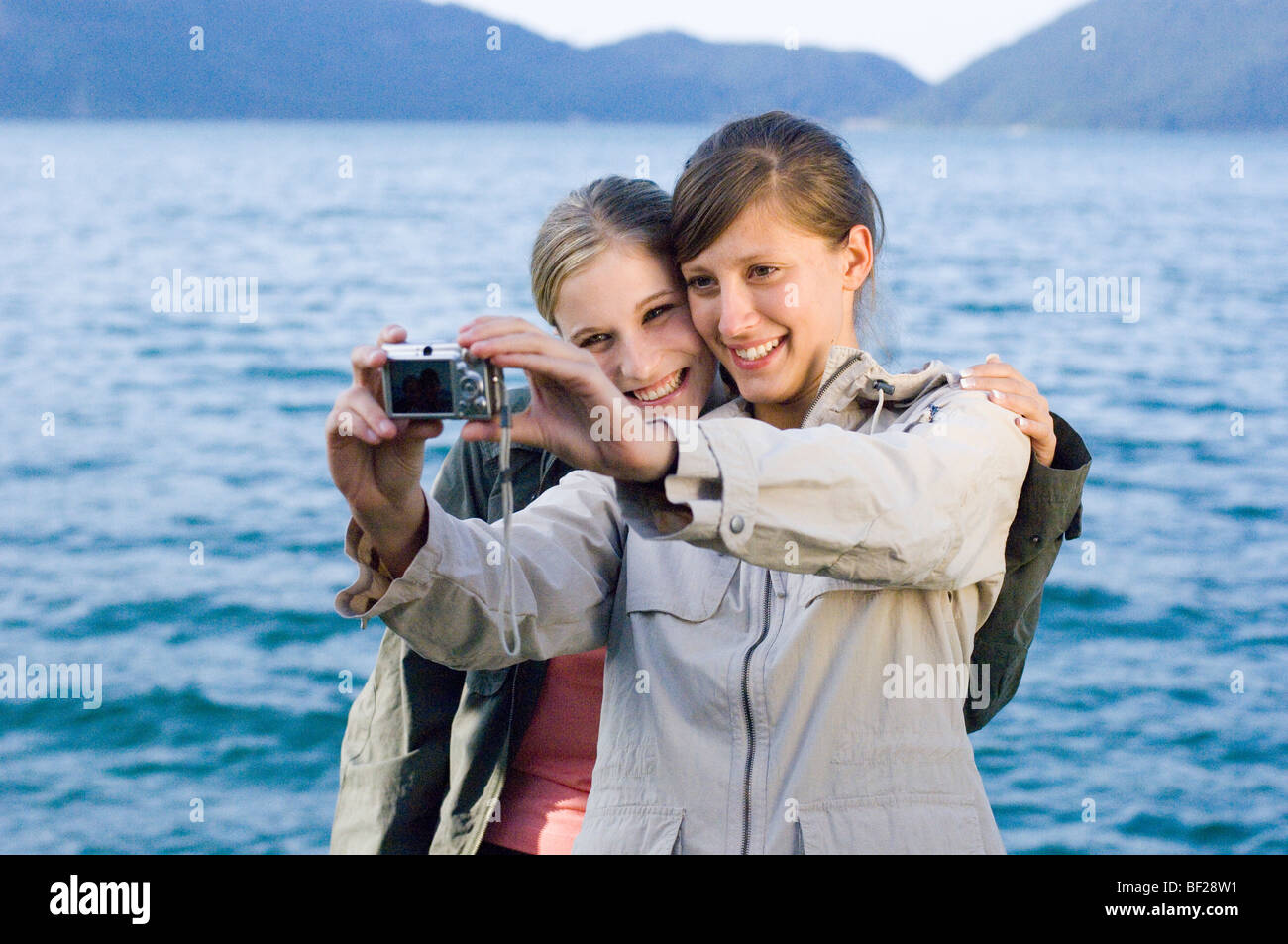 Zwei junge Frauen und Mädchen, ein Foto von sich selbst, See Walchensee, Upper Bavaria, Bavaria, Germany Stockfoto