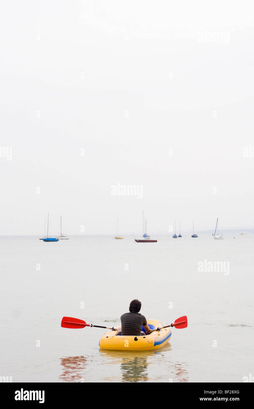 Junger Mann in einem Latex schäbig, See Ammersee, Bayern, Deutschland Stockfoto