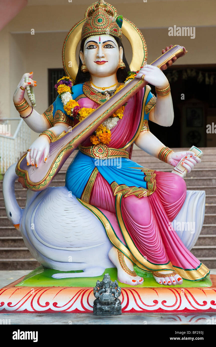 Indische hinduistische Göttin Saraswati Statue, außerhalb der Hochschule für Musik in Puttaparthi, Andhra Pradesh, Indien Stockfoto