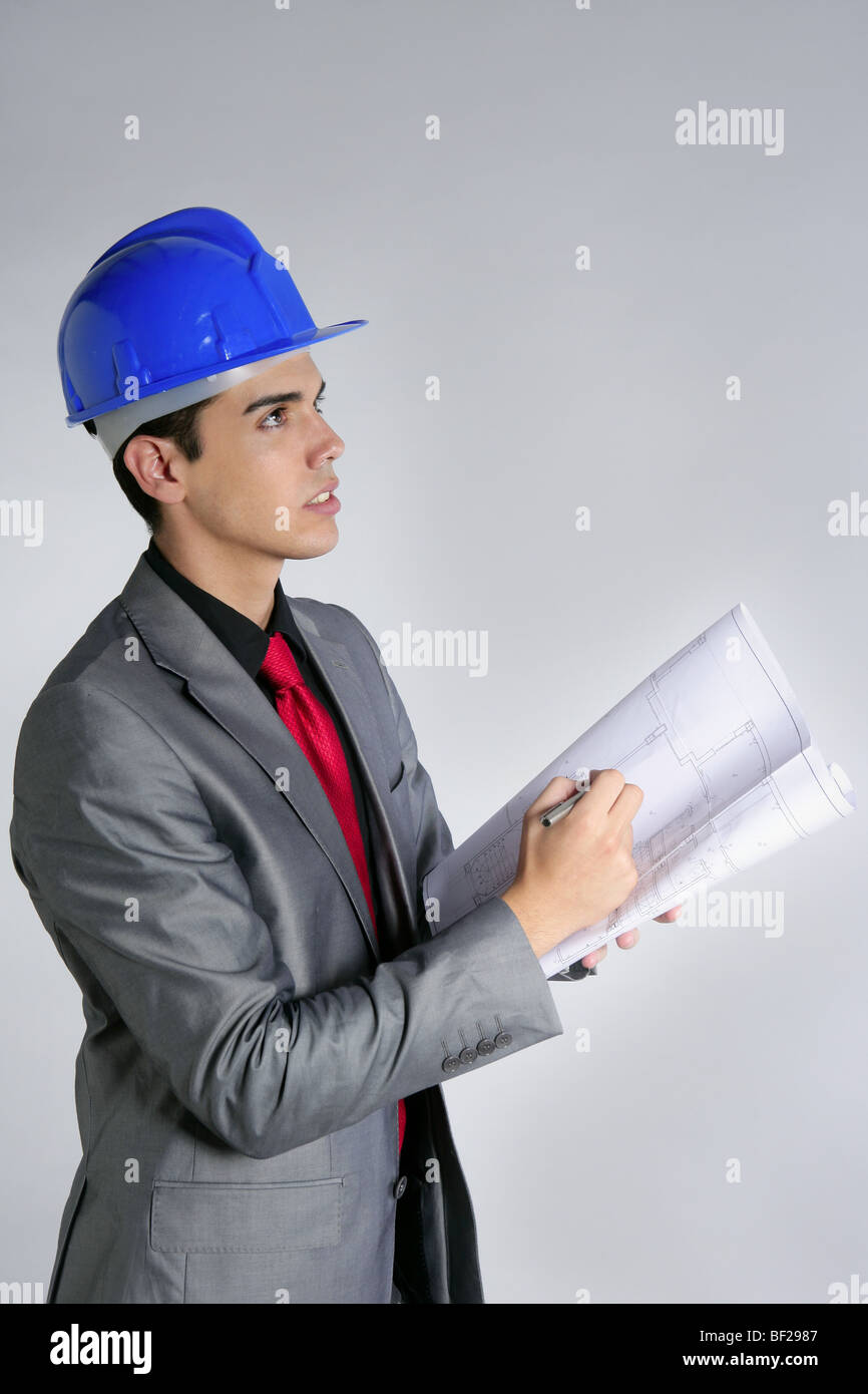 Architekt-Ingenieur mit blauen Helm und Anzug isoliert auf grau Stockfoto