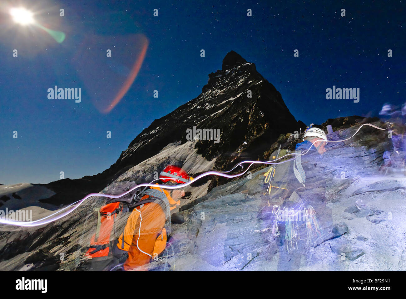 Lichter der Scheinwerfer der Bergsteiger am Berg Matterhorn, Zermatt, Kanton Wallis, Schweiz Stockfoto
