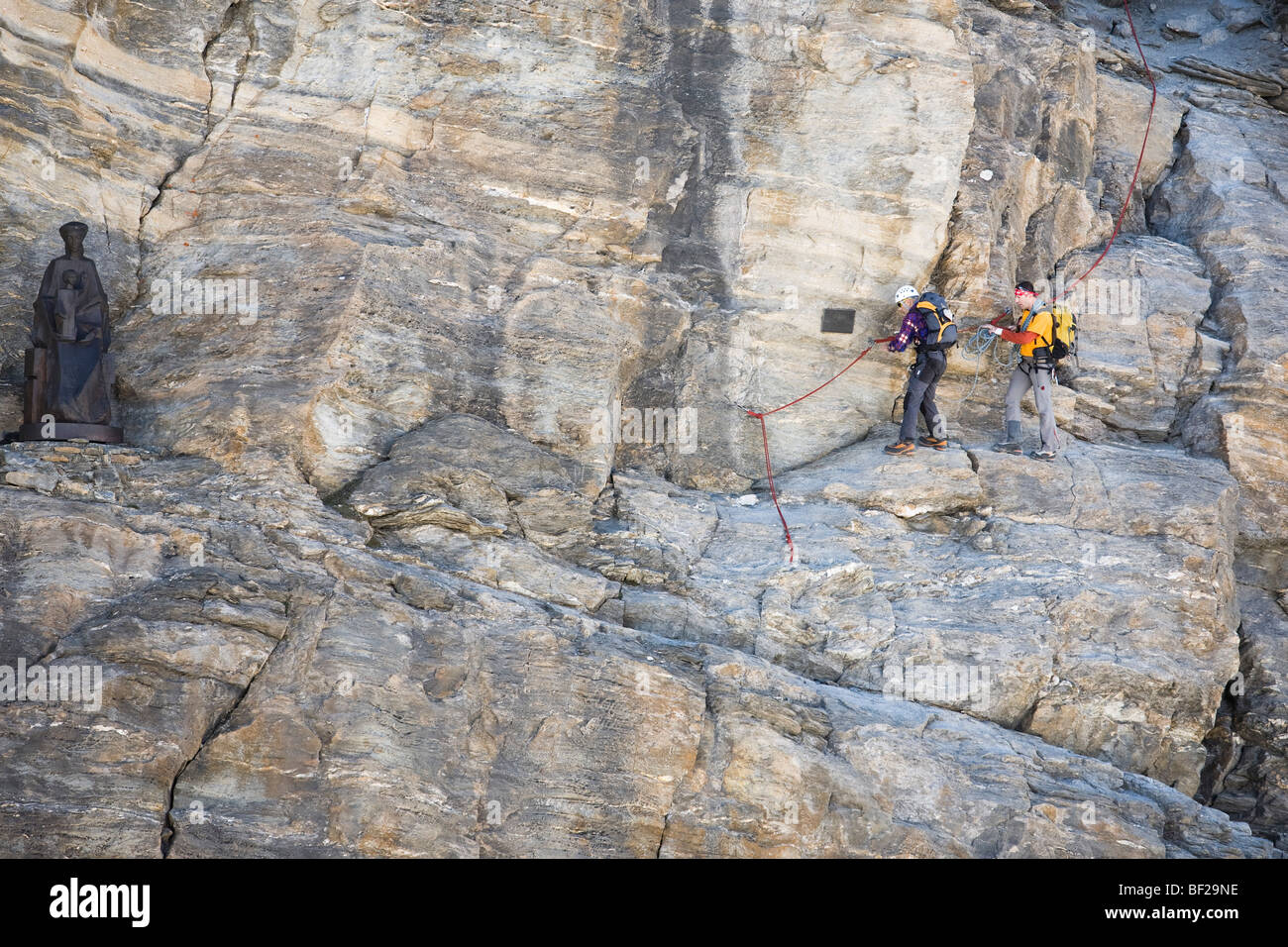 Zwei Männer Klettern hinunter, Matterhorn, Zermatt, Kanton Wallis, Schweiz Stockfoto
