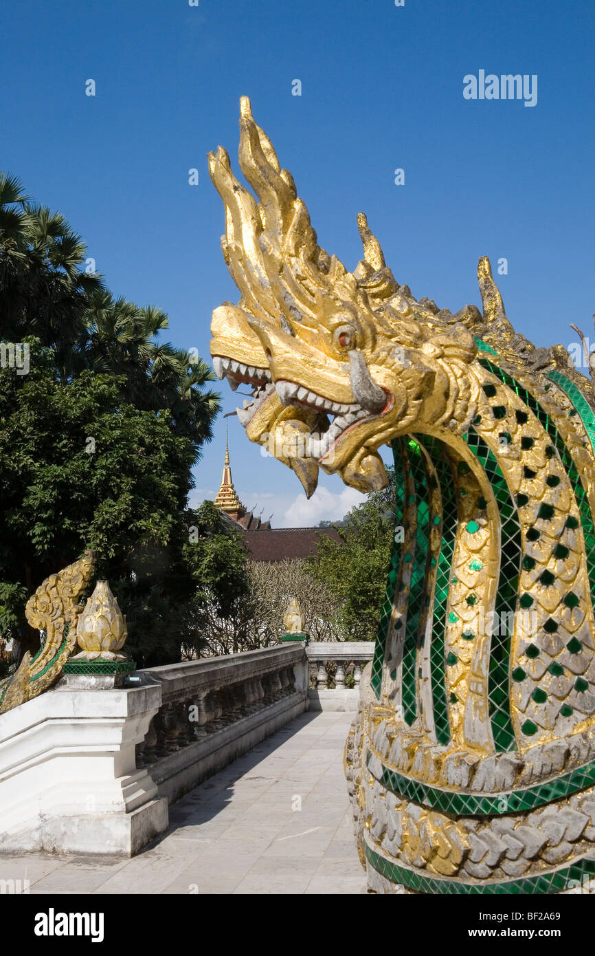 Goldener Drachenköpfe vor dem Tempel Ho Phra Bang, Luang Prabang, Laos Stockfoto