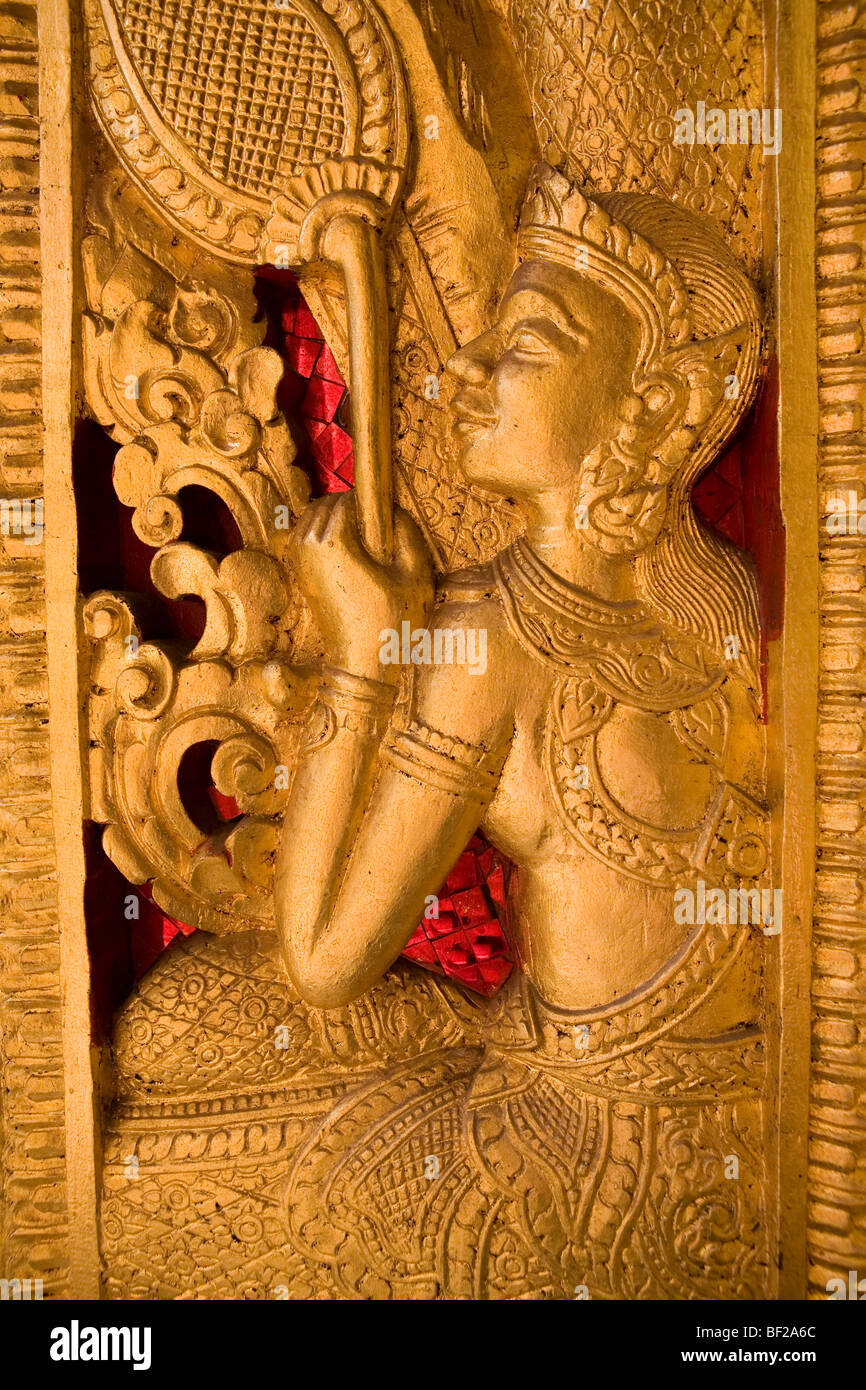 Goldenen buddhistischen Ornament an der Tür des Tempels Ho Phra Bang, Luang Prabang, Laos Stockfoto