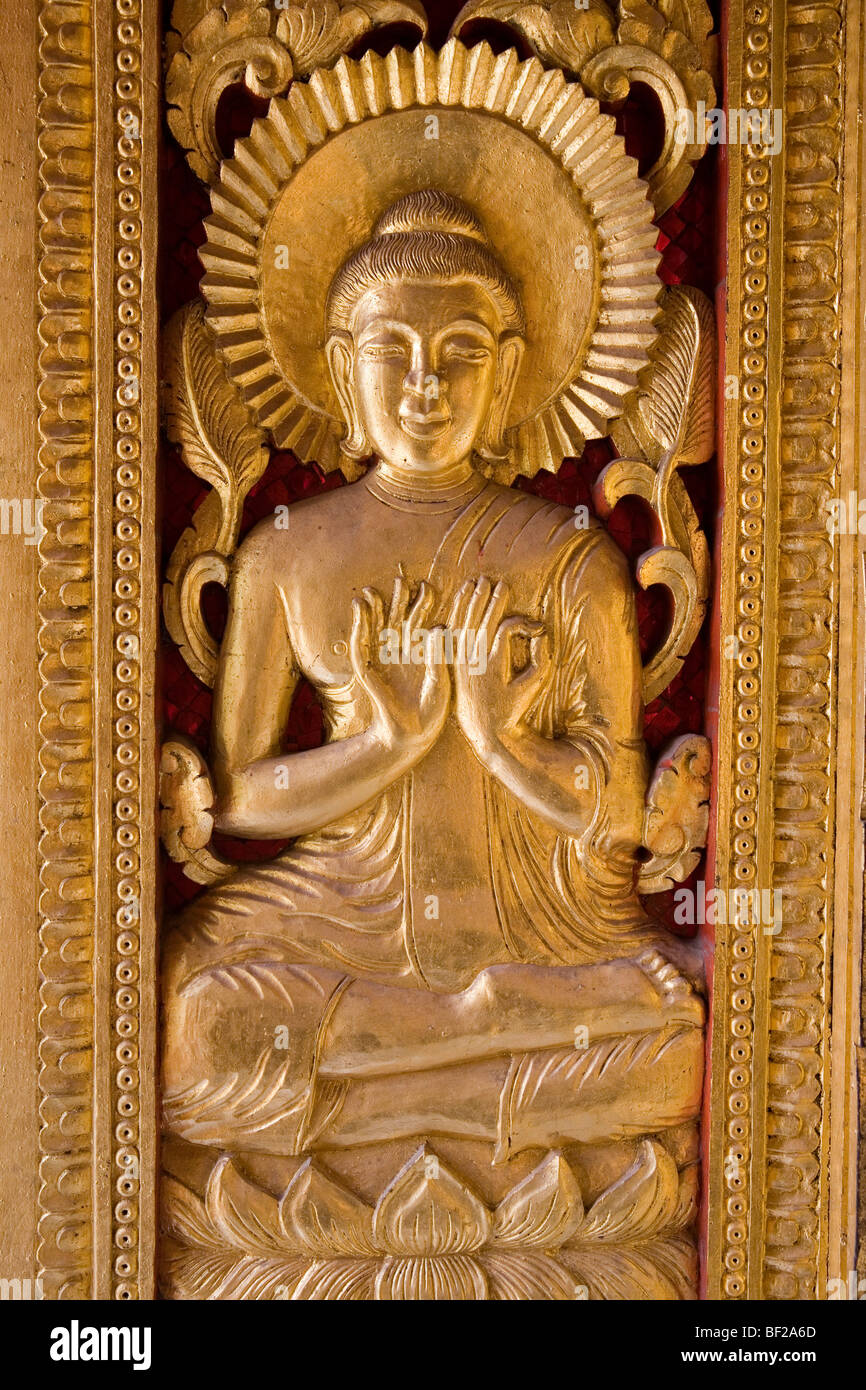 Goldenen buddhistischen Ornament an der Tür des Tempels Ho Phra Bang, Luang Prabang, Laos Stockfoto