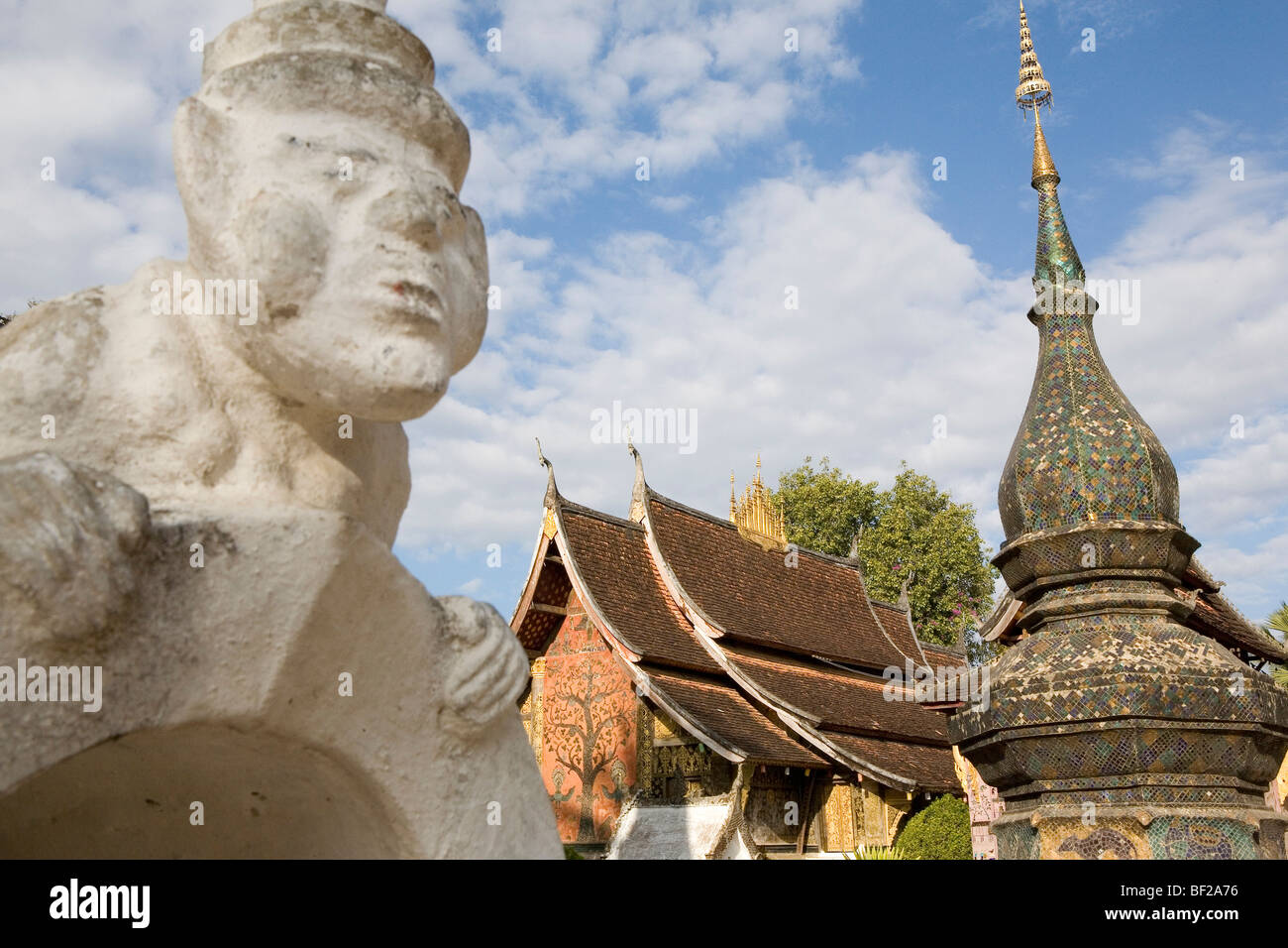 Buddhistische Statue aus Stein vor SIM-Vat Xieng Thong in Luang Prabang, Laos Stockfoto