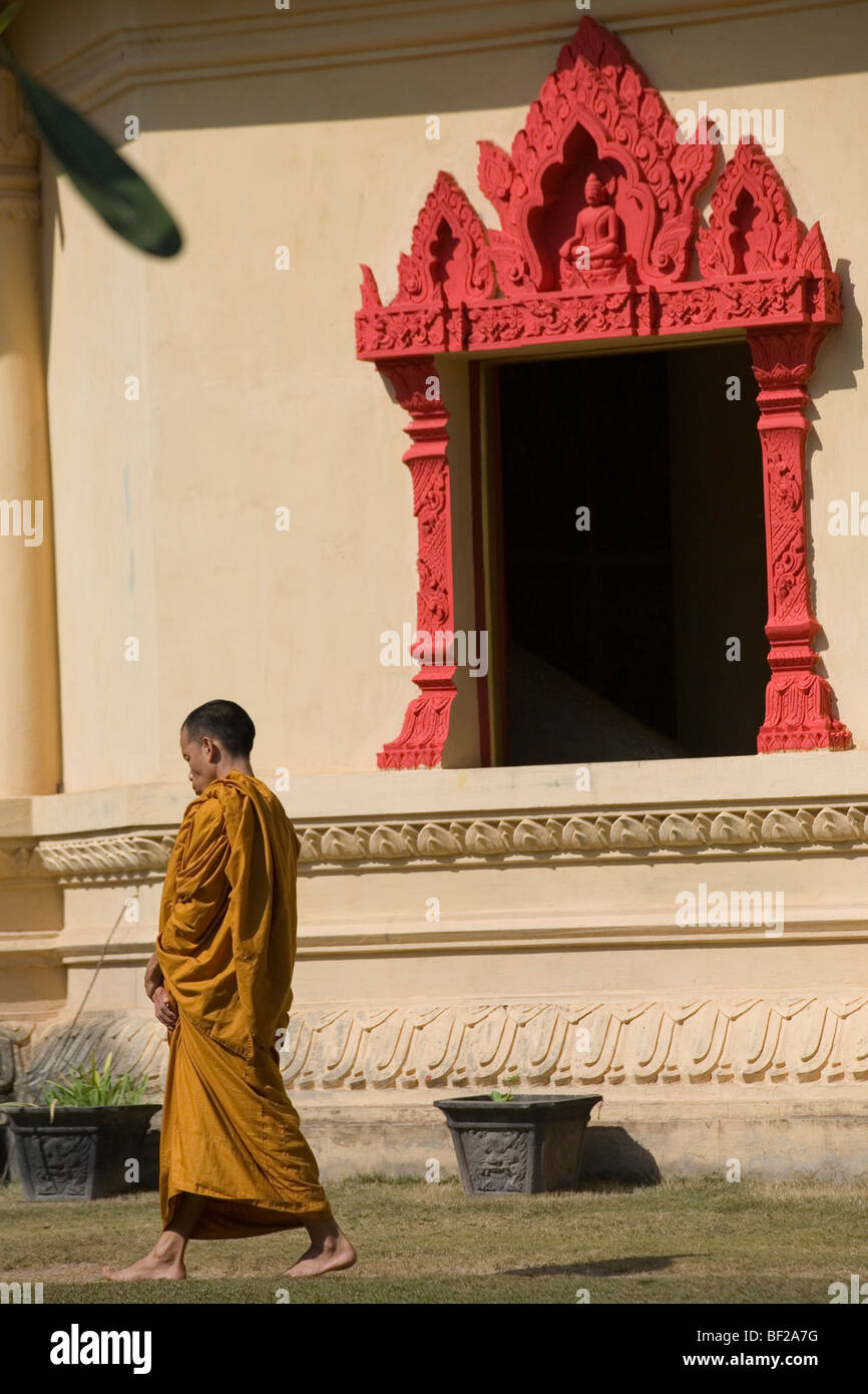 Buddhistische Mönch vor Kloster MwSt Pa Phonphao in Luang Prabang, Laos Stockfoto